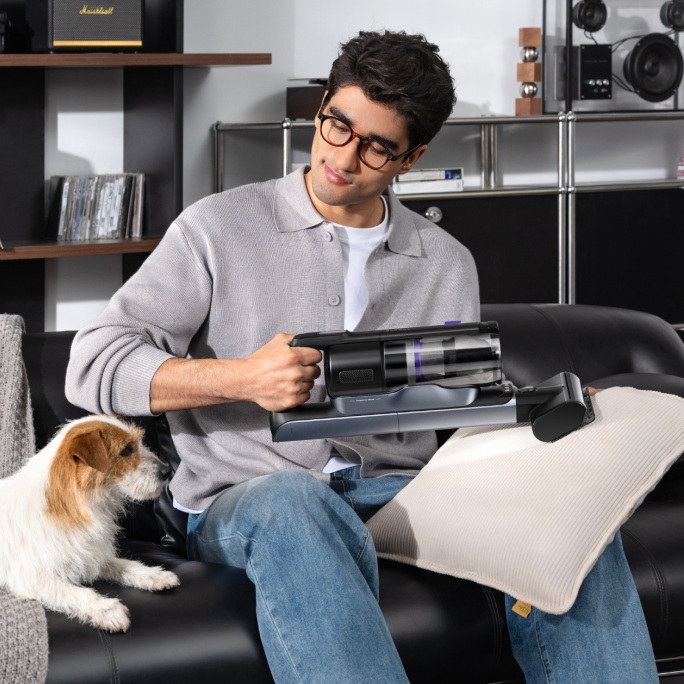 Motorized hand tool: Deep clean beds and sofas. Removes hair, dander, and allergens with ease.

Mite removal rate 100%*